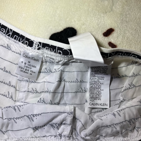 ✨CALVIN KLEIN WHITE AND BLACK BOXER SHORTS✨ - Picture 3 of 5